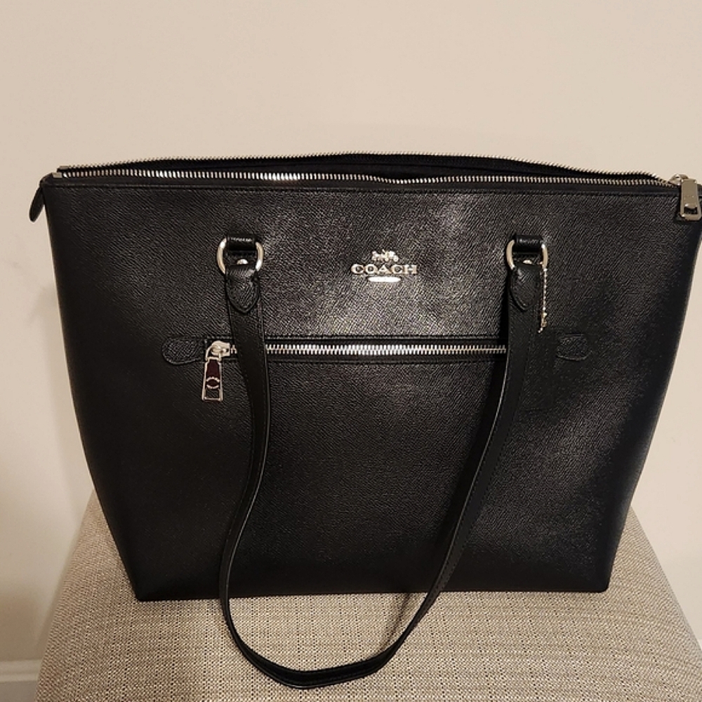 NWT✨️ Coach Black Tote Bag with Structured Design and Zipper Closure